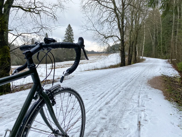 Sécurité en hiver : conseils essentiels pour rouler en deux-roues et à vélo