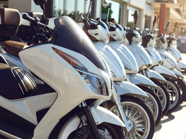 L’entretien de votre scooter en été : les vérifications essentielles pour rouler en toute sécurité